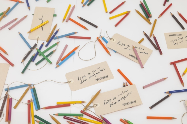 Lápis espalhados com etiqueta "lápis de pintar dias cinzentos"