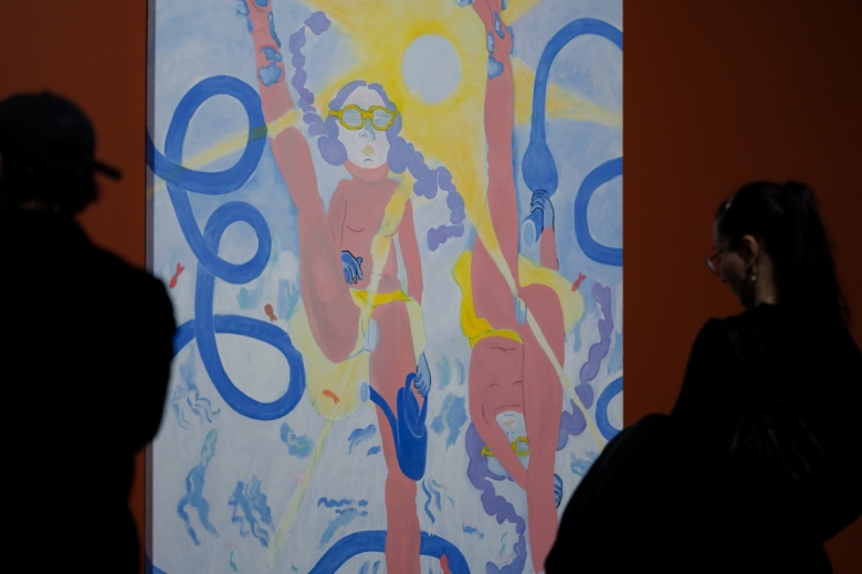 Pintura de Adriana Proganó, onde figuram duas mulheres de tranças e óculos amarelos ao sol.