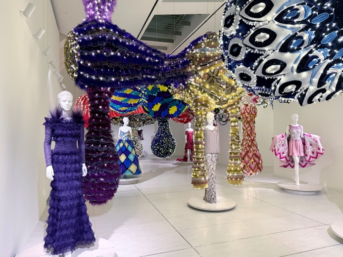Valquíria Vénus by Joana Vasconcelos, featuring suspended textile forms and mannequins displaying Maison Valentino Haute Couture garments.