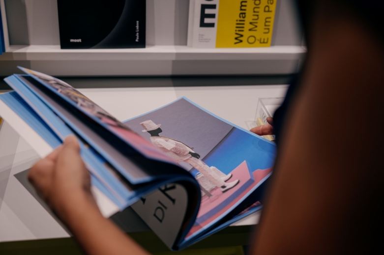 Visitante a ler um dos artigos da exposição "expor, publicar"
